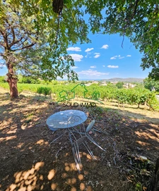Maison de village à rénover avec box et terrain constructibl