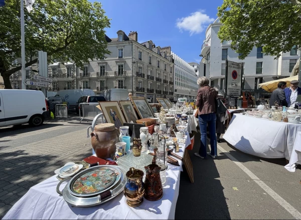 6 - 7 - 8 mai : grande brocante de la place Viarme