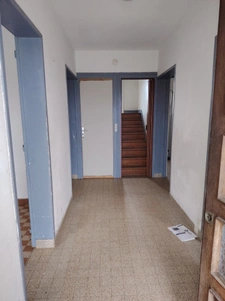 Maison avec sous-sol et dépendances