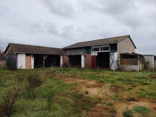 Maison avec sous-sol et dépendances