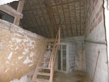A restaurer longère en centre de village 300 m2 de terrain a