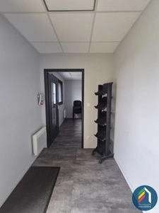 Bureaux et terrain de 2079 m2 en zone artisanale