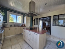 Maison sur sous-sol avec grand terrain arboré