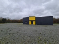 Bureaux et terrain de 2079 m2 en zone artisanale