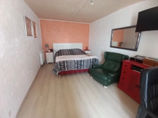 fermette avec studio et étang