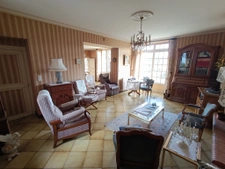 Maison familiale 6 chambres bord de rivière, centre de Loué