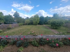 Maison familiale 6 chambres bord de rivière, centre de Loué