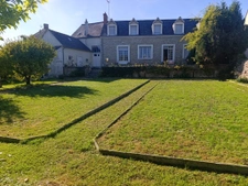 Maison familiale 6 chambres bord de rivière, centre de Loué