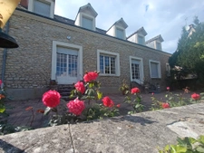 Maison familiale 6 chambres bord de rivière, centre de Loué