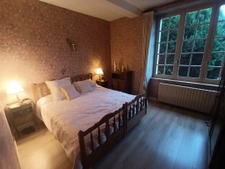 Maison familiale 6 chambres bord de rivière, centre de Loué