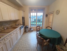 Maison familiale 6 chambres bord de rivière, centre de Loué