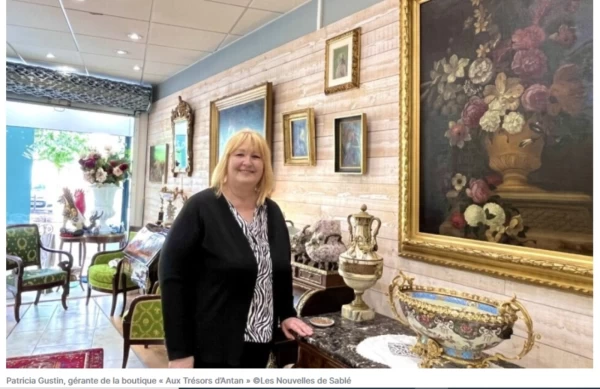 Elle ouvre à Sablé-sur-Sarthe une boutique d'antiquité, sa passion