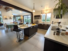 Belle maison, grande pièce de vie, 5 chambres.