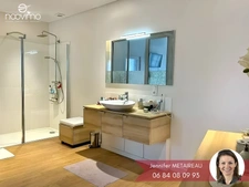 Maison familiale avec vie de plain-pied, piscine couverte et