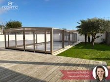 Maison 2 chambres avec double garage et piscine sur parcelle