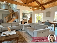 Maison familiale avec vie de plain-pied, piscine couverte et