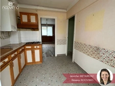 Coeur de bourg ! Au calme, maison à rénover non mitoyenne av