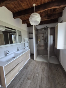 Maison familiale en pierres rénovée 4 chambres sur beau terr