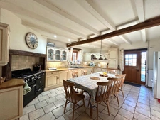 Domaine de campagne comprenant 3 habitations, un lac, un boi