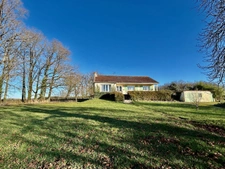 Domaine de campagne comprenant 3 habitations, un lac, un boi