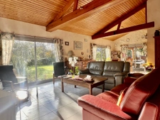 Maison de 123 m2 avec grand terrain, piscine couverte, 3 cha