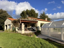 Maison de 123 m2 avec grand terrain, piscine couverte, 3 cha