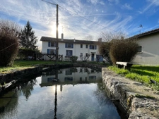 Maison type longère de 5 chambres, garages, grand terrain, é