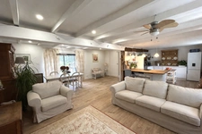 Maison avec grange et terrain de 3 800 m2 / House with barn 