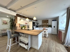 Maison avec grange et terrain de 3 800 m2 / House with barn 