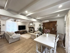 Maison avec grange et terrain de 3 800 m2 / House with barn 