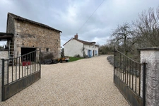 Maison avec grange et terrain de 3 800 m2 / House with barn 