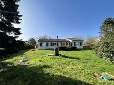 Plain-pied avec grand jardin arboré - Bungalow with large la