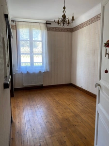 Maison de ville à rénover   115 m2   Stationnement   Château