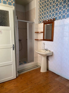 Maison de ville à rénover   115 m2   Stationnement   Château