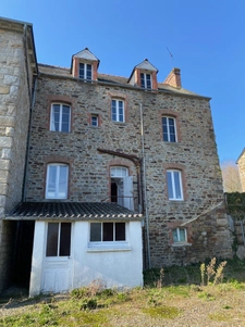 Maison de ville à rénover   115 m2   Stationnement   Château