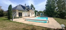 Maison d'architecte avec piscine sur les hauteurs