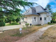 Maison d'architecte avec piscine sur les hauteurs