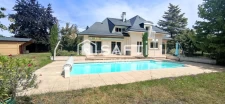 Maison d'architecte avec piscine sur les hauteurs