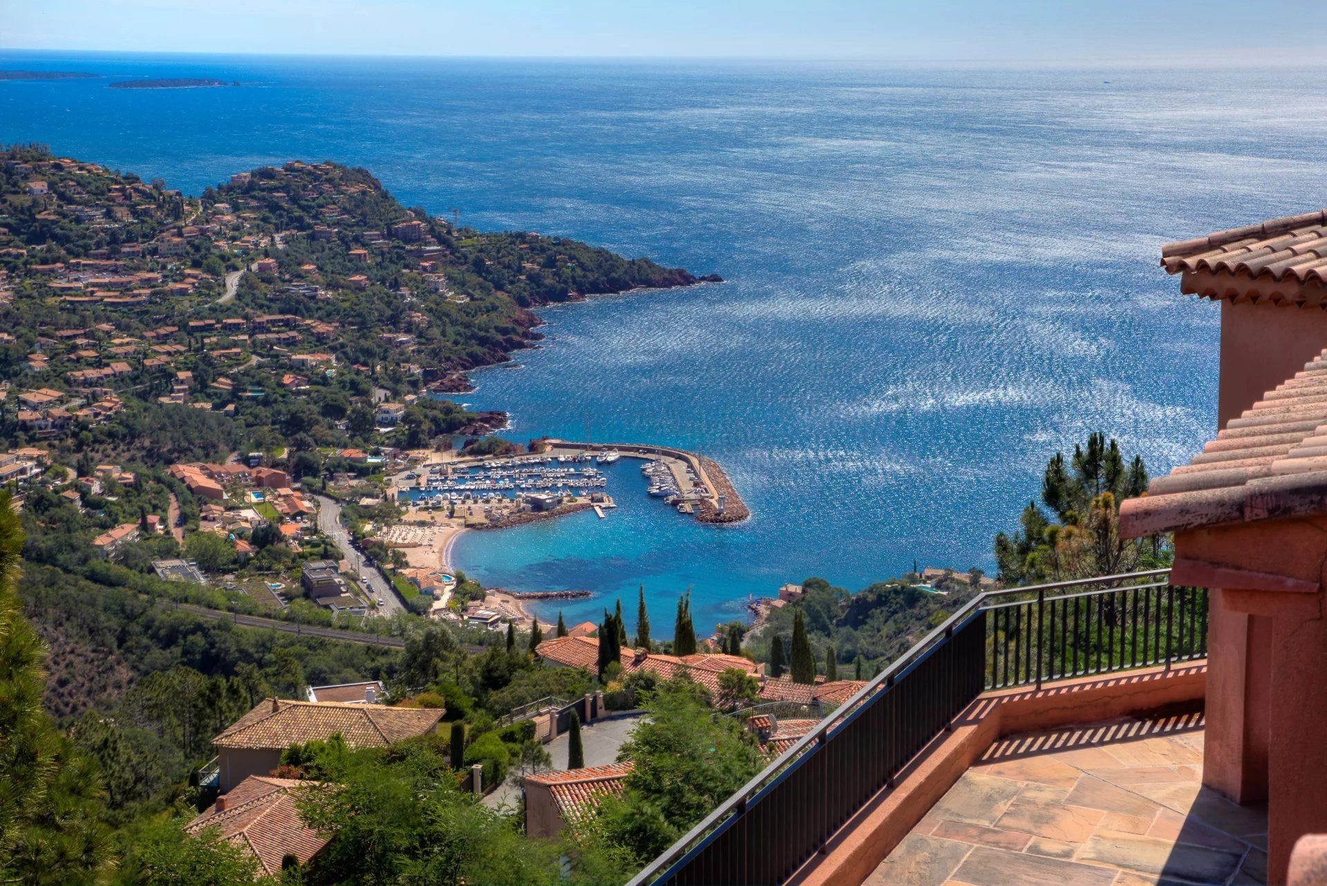Vue mer panoramique sur la M&eacute;diterran&eacute;e et les &icirc;les de L&eacute;rins