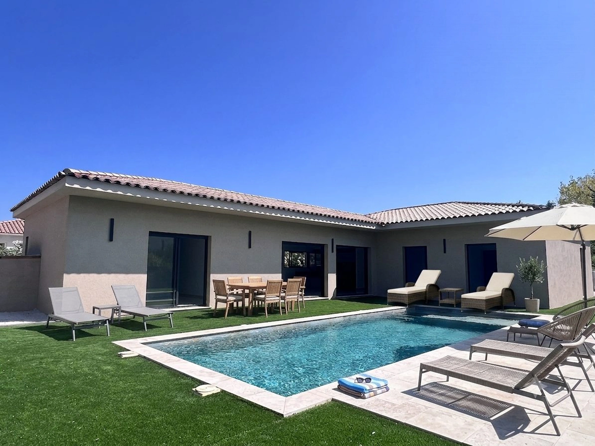 Villa contemporaine neuve &agrave; Grimaud