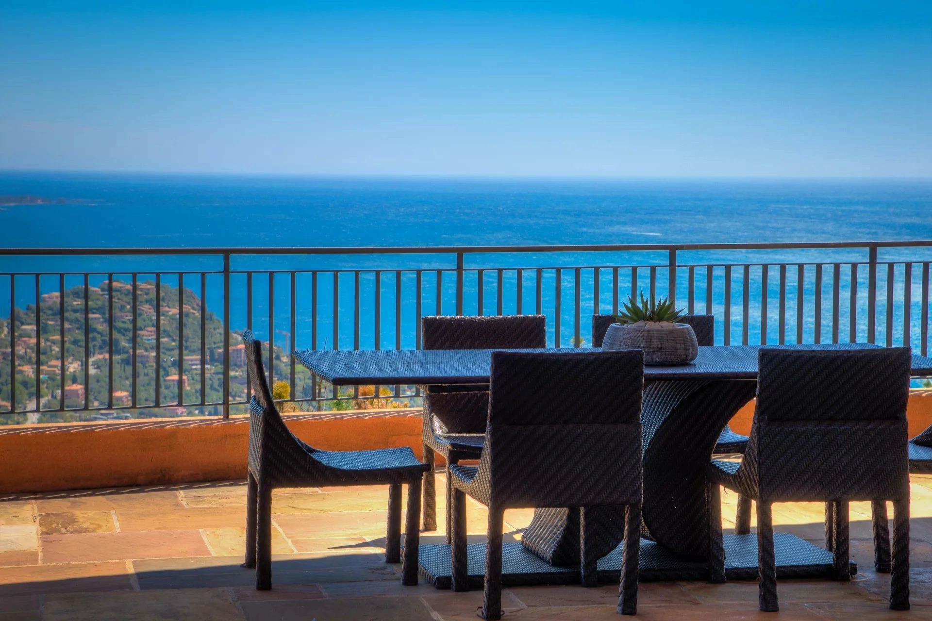Vue panoramique sur la mer et les îles de Lérins