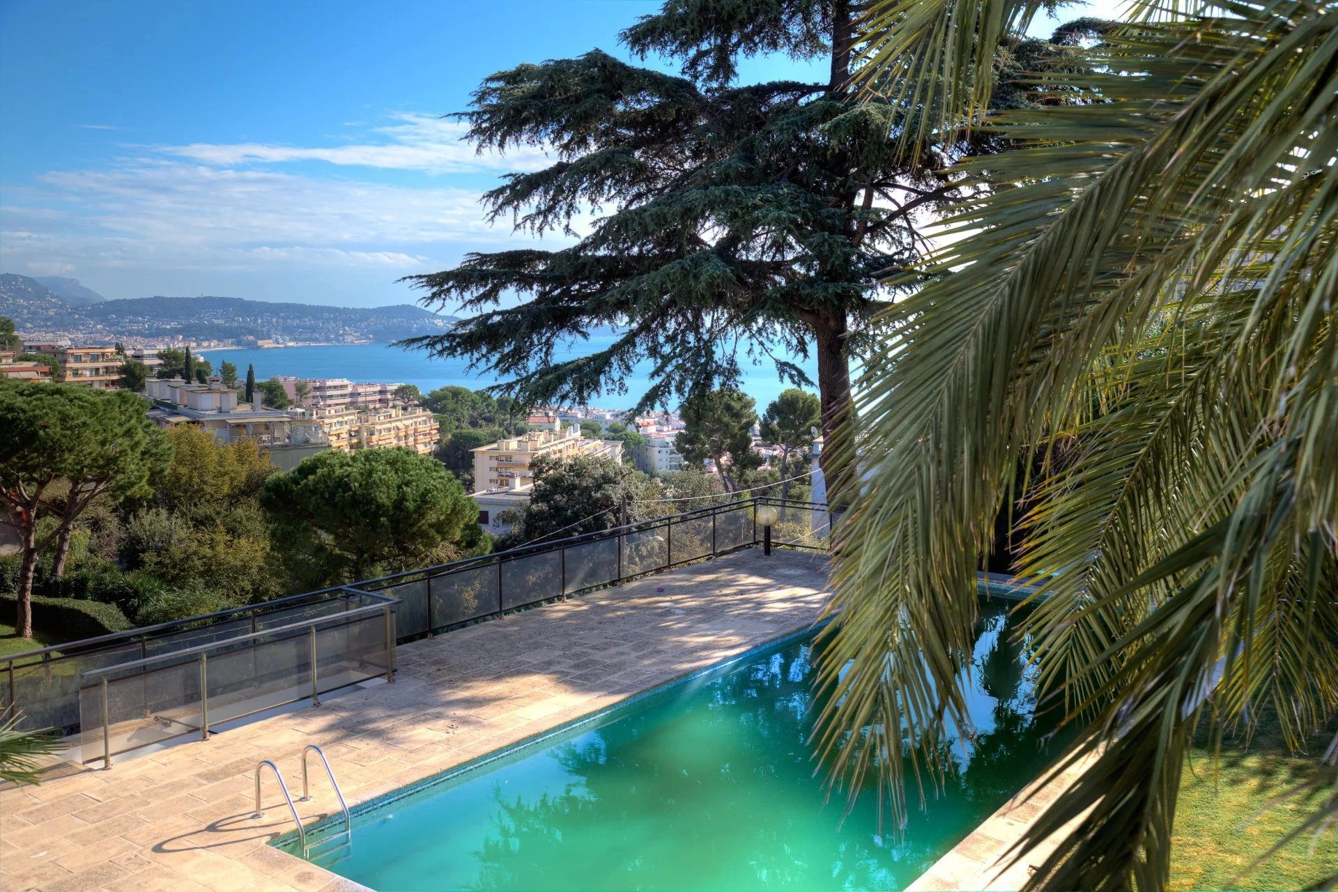 Villa contemporaine de style californien sur les collines Ouest de Nice