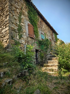 Pierres anciennes et panorama d'exception   Un coin de parad