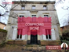 Maison de maître de 240 m2 à rénover   Plein centre de Chemi
