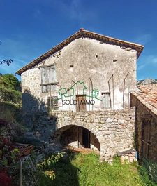 Maison de village en pierre sur la commune de Labastide sur 