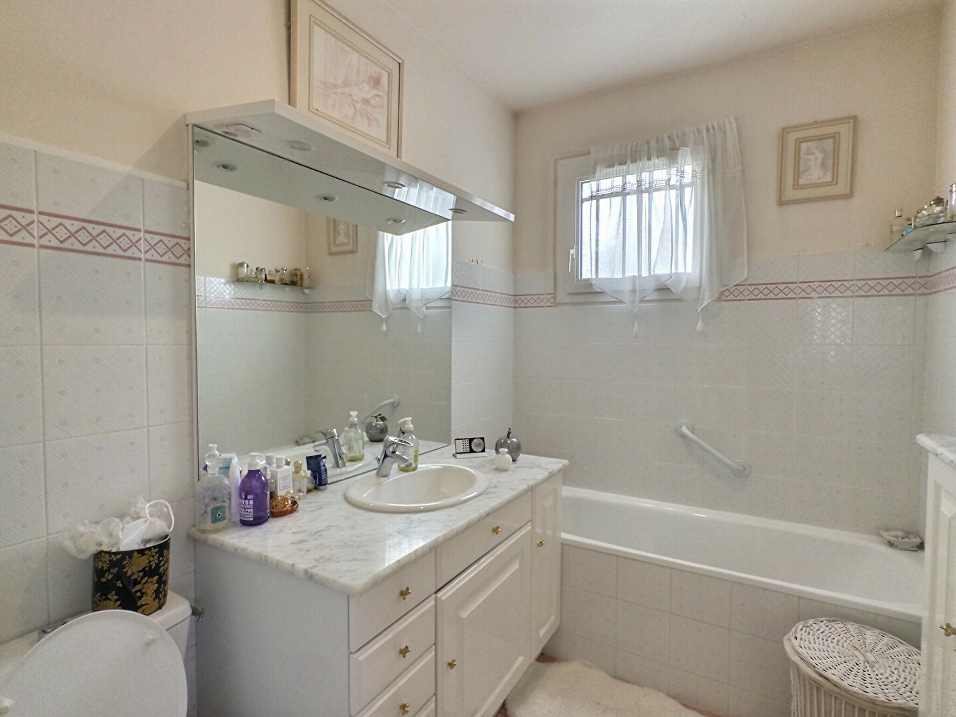 Vaucresson ? Limite Garches Appartement familial 112m² ? 5 pièces  ? Terrasse ? Box ? Chambre de service 7