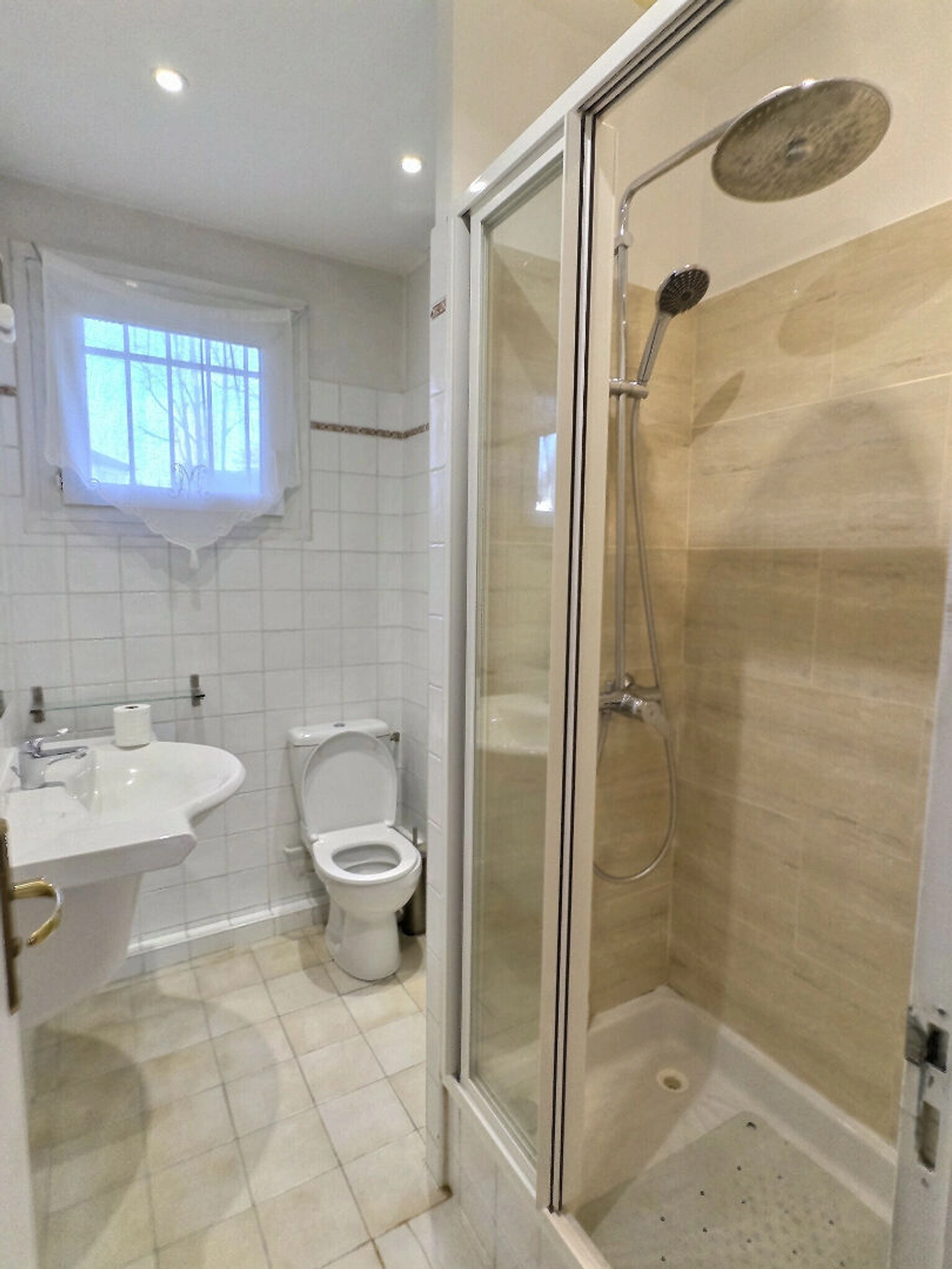 Vaucresson ? Limite Garches Appartement familial 112m² ? 5 pièces  ? Terrasse ? Box ? Chambre de service 9