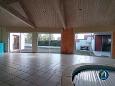 Maison familiale sur sous sol avec dépendances, garage et pi