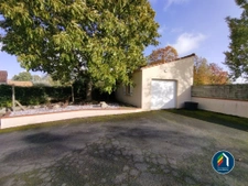 Maison familiale sur sous sol avec dépendances, garage et pi