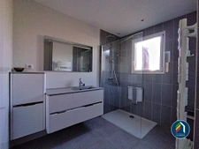 Maison familiale sur sous sol avec dépendances, garage et pi